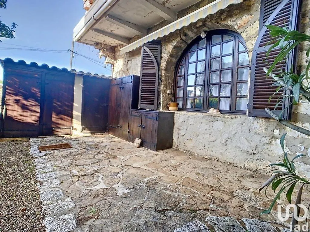 Appartement 1Piece Avec Jardin Dans Mas De Caractere Saint-Laurent-du-Var Apartment